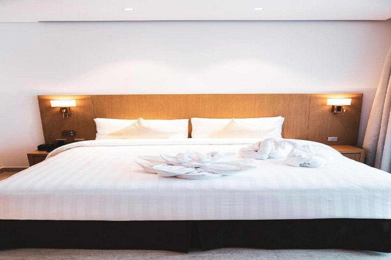 He Hotel Apartments Dubai Exterior photo A bed